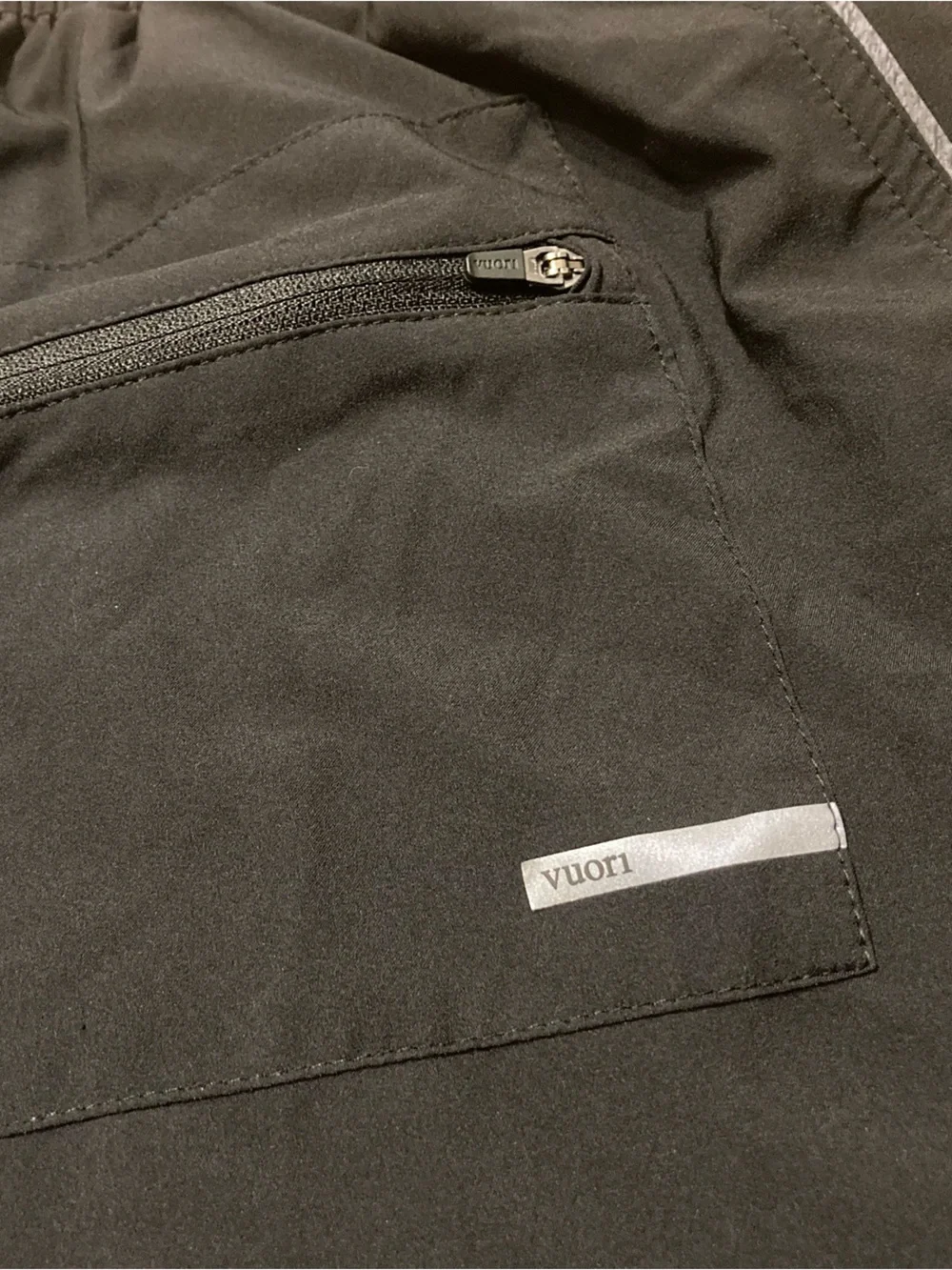 Vuori Men's XL black Trail Shorts